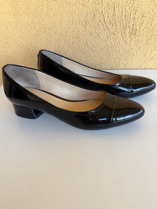 Ivanka Trump Shoes - Ivanka Trump Black Patent Low Block Heel Pumps Size 6